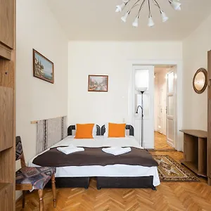 Bpr W21 Retro With Balcony Apartment
